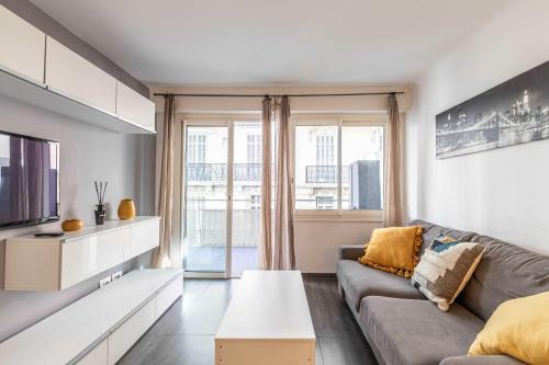 salon z kanapą i telewizorem w obiekcie Beautiful apartment with balcony - Center Cannes w Cannes