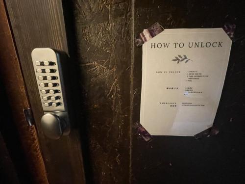 Certificato, attestato, insegna o altro documento esposto da Air Osaka Hostel