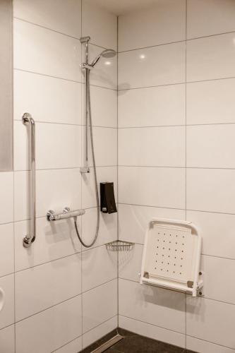 a bathroom with a shower with a glass door at Hotel Torpedoloods in Hoek van Holland