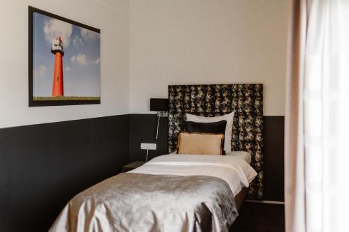 a bedroom with a bed and a red lighthouse at Hotel Torpedoloods in Hoek van Holland