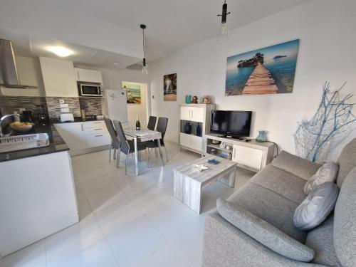 un salon avec un canapé et une table dans l'établissement Apartamento Calpe Beach 1, à Calp
