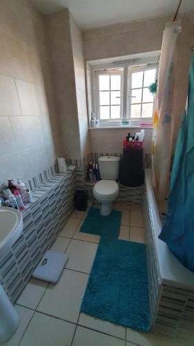 Comfortable Host, in zone 2-3 في لندن: حمام مع مرحاض وحوض استحمام ومغسلة