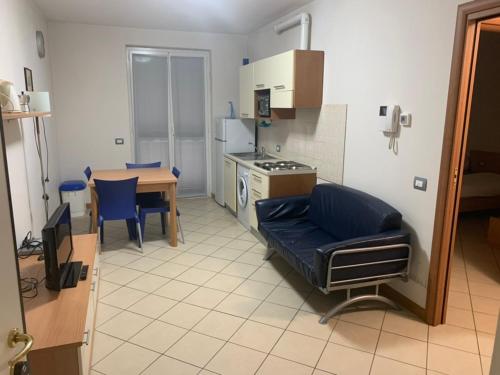 una cucina con tavolo e sedia e una cucina con tavolo di Mood-San Matteo Residence Parva Urbi a Pavia