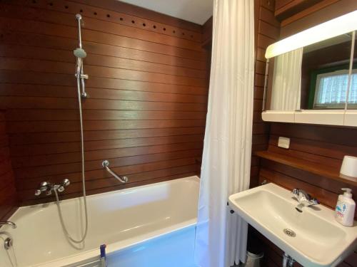 薩斯巴瓦爾登的住宿－Terrassenpark Apartments (low budget)，带浴缸、水槽和淋浴的浴室