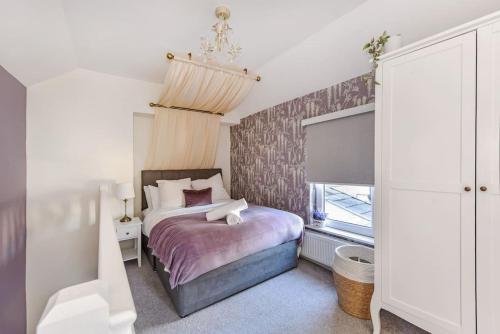 a bedroom with a bed and a window at Modern Two-Level Apartment in Pontcanna in Cardiff