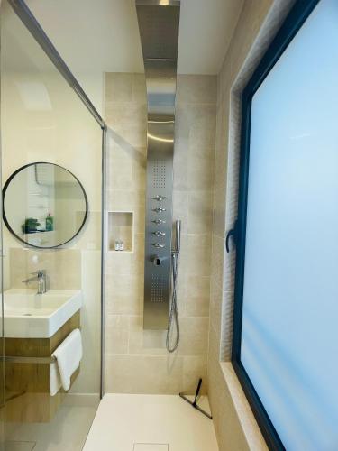 une salle de bain avec douche et lavabo dans l'établissement L'Entre-Deux Honfleur, à Honfleur