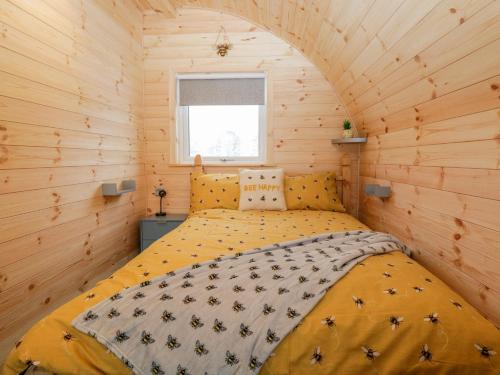 ウルバーストンにあるOakの木造キャビン内のベッド1台が備わるベッドルーム1室を利用します。