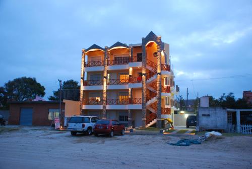 un edificio está en construcción en un aparcamiento en Complejo Berilde II en San Clemente del Tuyú