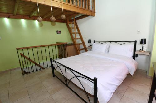 een slaapkamer met een groot wit bed in een kamer bij Castle Maisonette in Chios