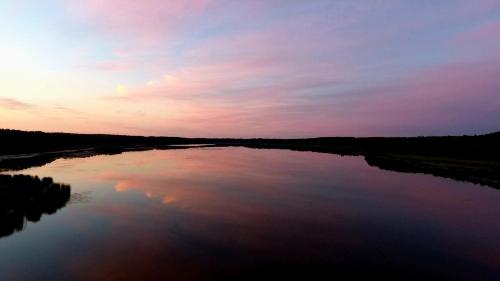 a view of a river at sunset at Domek Triftberg in Chojna
