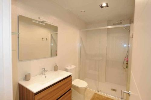 a bathroom with a shower and a sink and a toilet at Estupendo Piso Nuevo en Playa Victoria in Cádiz