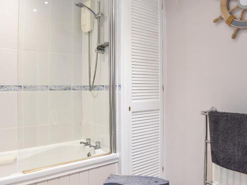 uma casa de banho com um chuveiro e uma banheira em Sea Dog Cottage - Uk42479 em Whitby