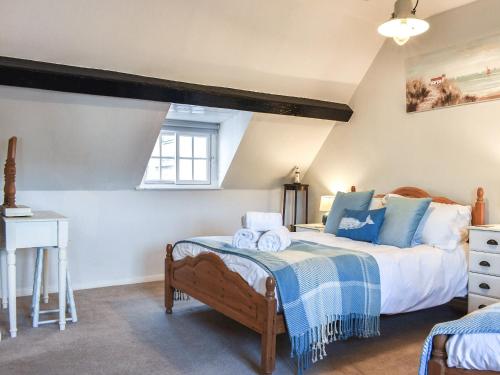 um quarto com uma cama, uma secretária e uma janela em Sea Dog Cottage - Uk42479 em Whitby