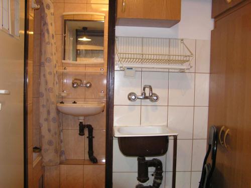 W łazience znajduje się umywalka i lustro. w obiekcie A-Netflix parking kawalerka mała Halczyna 9 doCentrum 6 przystanków w Krakowie