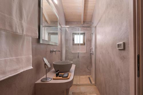 y baño con lavabo y ducha. en Villa Carvella - A Sublimely Relaxing Escape! en Tsilivi