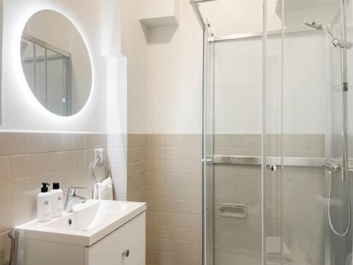 A bathroom at Central 1BR next to the park