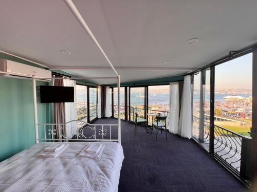 a bedroom with a bed and views of the city at Suit Üsküdar in Istanbul