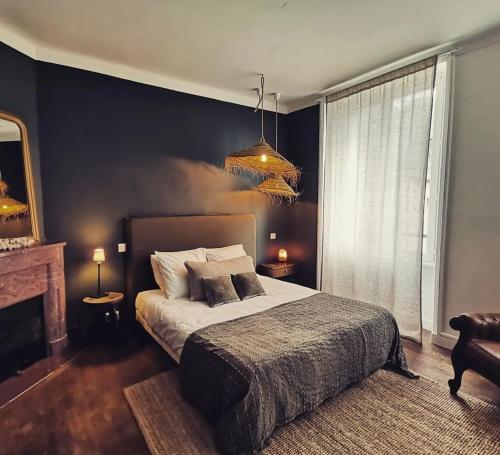 sypialnia z łóżkiem i dużym oknem w obiekcie PENINSULAR HOUSE w mieście Camaret-sur-Mer