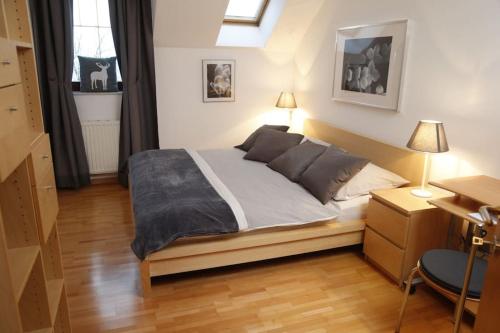 - une chambre avec un lit et un bureau avec deux lampes dans l'établissement Traumhaft großes, sonniges Haus in Wien Nähe, à Traiskirchen