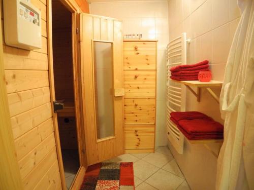 La salle de bains est pourvue de toilettes et d'une douche. dans l'établissement Traumhaft großes, sonniges Haus in Wien Nähe, à Traiskirchen