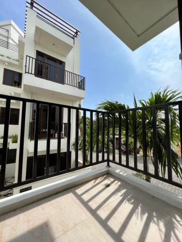 Un balcón o terraza de EL Suites Berawa - Canggu