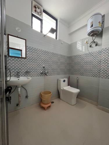 uma casa de banho com um WC e um lavatório em Anvi Home Stay em Rishikesh