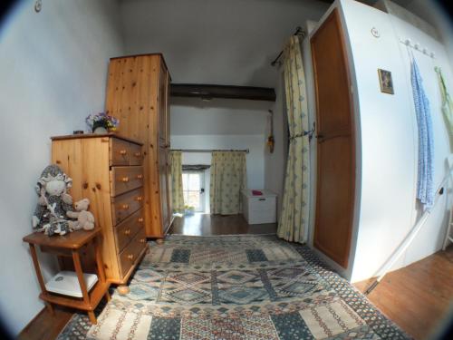 un pasillo con un tocador y una puerta en una habitación en La Maison de Poupée, en Berrien
