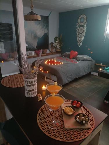 Cette chambre comprend un lit et une table avec des boissons. dans l'établissement Bulle d'évasion, à Trèbes