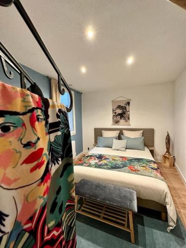 une chambre avec un lit et un tableau au mur dans l'établissement Chez Frida, Escapade nîmoise, à Nîmes