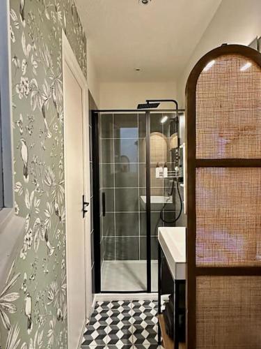 une salle de bain avec douche et lavabo dans l'établissement Chez Frida, Escapade nîmoise, à Nîmes