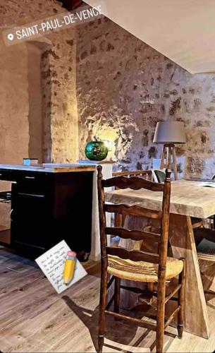 une pièce avec une table, une chaise et un bureau dans l'établissement Loft en plein cœur du village, à Saint-Paul-de-Vence