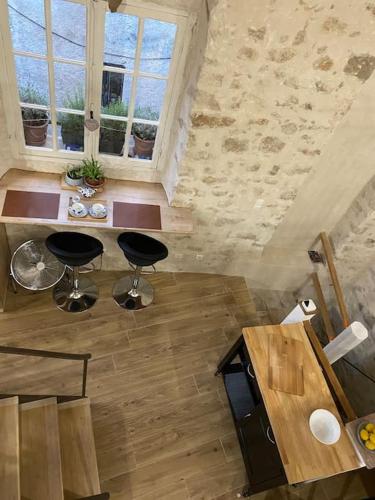 Cette chambre mansardée comprend une table et deux tabourets. dans l'établissement Loft en plein cœur du village, à Saint-Paul-de-Vence