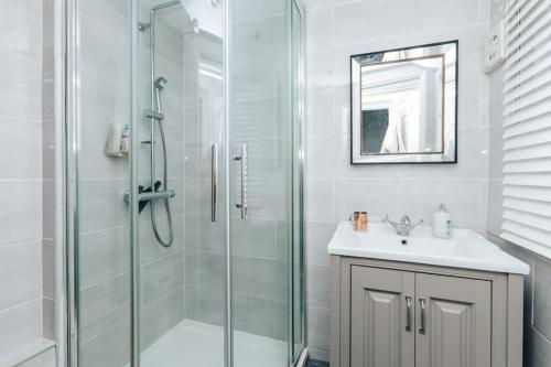 a bathroom with a shower and a sink at Chalk house - Pet friendly in Henley on Thames