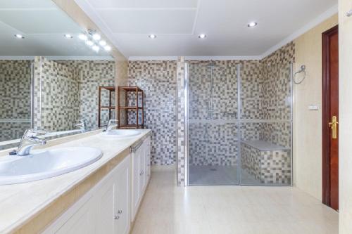 łazienka z 2 umywalkami i prysznicem w obiekcie Finca Puerto Ermita - Cerca Málaga 20KM - Pizarra w mieście Pizarra