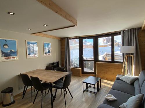 un salon avec une table et un canapé dans l'établissement Résidence Les Portes du Soleil - Propriétés Mont Amour, à Avoriaz