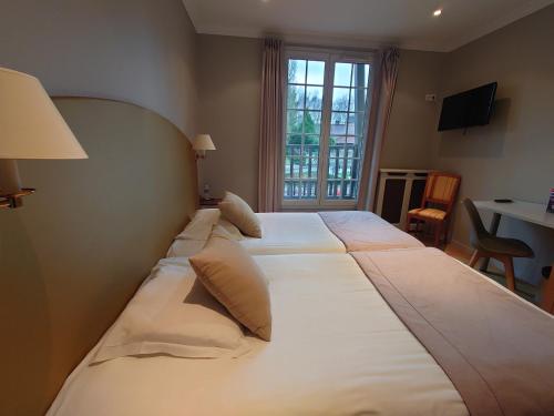 フォルジュ・レゾーにあるHotel Le Continentalの窓付きの客室で、白い大型ベッド1台が備わります。