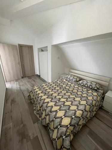 - une chambre avec un lit au milieu dans l'établissement La terrazza sul Trebbia, à Rivergaro