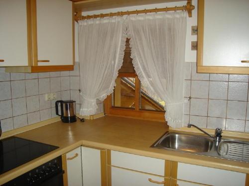 eine Küche mit einem Waschbecken und einem Fenster in der Unterkunft Landhaus Surner in Triftern