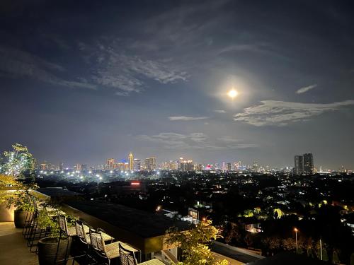 Pemandangan umum bagi Jakarta atau pemandangan bandar yang diambil dari hotel