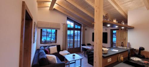 A seating area at Hochalmbahnen Chalets Rauris 1-16 WE2, Maislaufeldweg 1p OG
