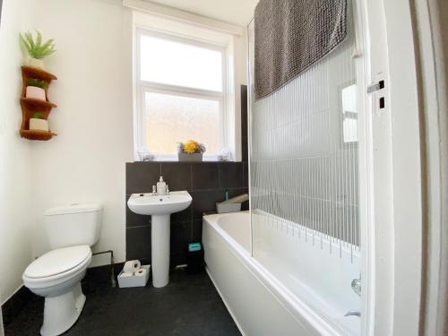 uma casa de banho com um WC, um lavatório e uma banheira em Cosy Old House Free Parking Close To Town & Beach em Bournemouth