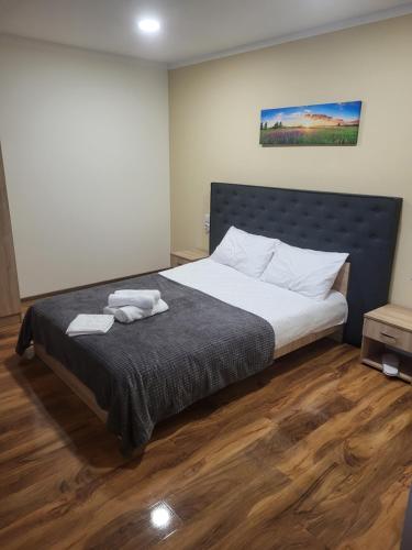 a bedroom with a bed with two towels on it at Pensiunea Hanul Huniazilor HD in Hunedoara