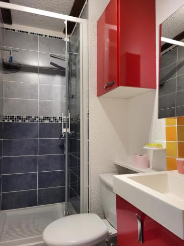 W łazience znajduje się toaleta i przeszklony prysznic. w obiekcie Comme à la maison w mieście Marseillan