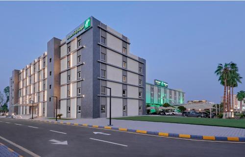 um edifício ao lado de uma rua em Holiday Inn Tabuk, an IHG Hotel em Tabuk