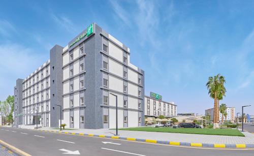 uma representação de um edifício numa rua da cidade em Holiday Inn Tabuk, an IHG Hotel em Tabuk