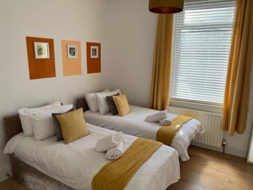 Postel nebo postele na pokoji v ubytování Oakstays Forest Hall