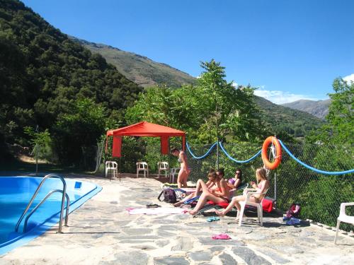 Swimming pool sa o malapit sa Bungalow Camping Trevélez