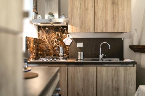 A kitchen or kitchenette at La Compagnia del Chianti
