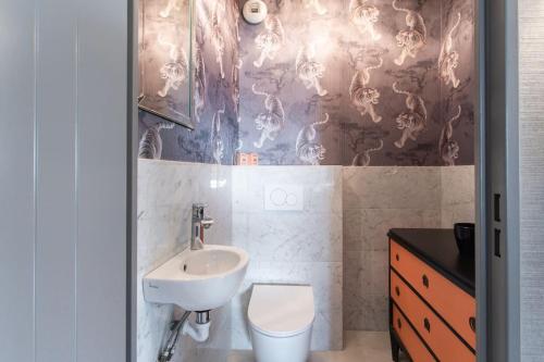 une salle de bain avec un lavabo et des toilettes dans l'établissement C2 - 2 BDR Montfleury - Pool, Garage, Terrace & AC, à Cannes