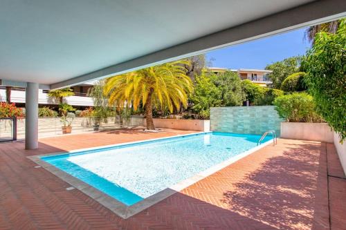 une image d'une piscine dans une maison dans l'établissement C2 - 2 BDR Montfleury - Pool, Garage, Terrace & AC, à Cannes